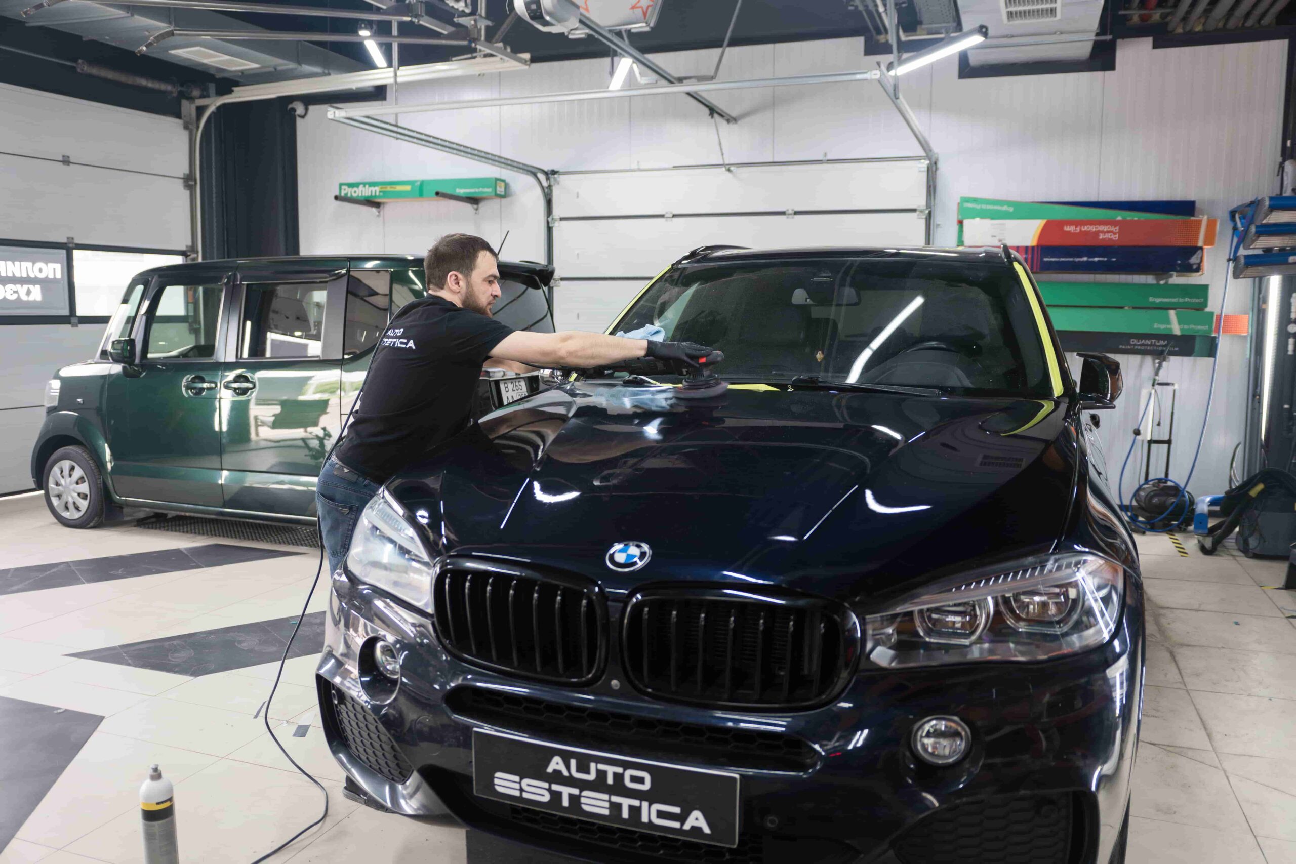 BMW X5 G05: двухэтапная коррекционная полировка и оклейка фар полиуретановой плёнкой